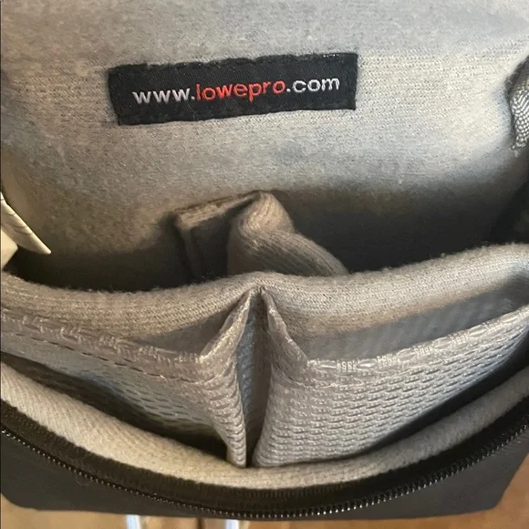 Lowepro camera case with adjustable straps. - Picture 6 of 6